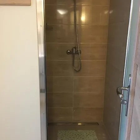 Kaszubskie Nad Jeziorem ロッジ オストシツェ