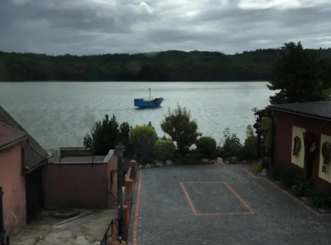 Kaszubskie Nad Jeziorem بيت خشبي *